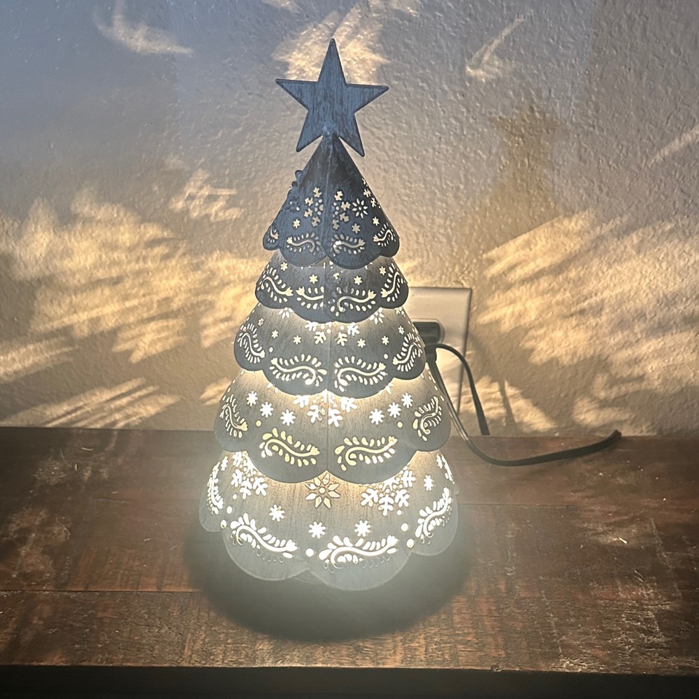 Scentsy Christmas Warmer includes dish. Bulb not included.